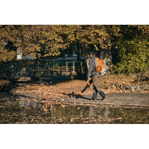 STIHL BGA 300: PLECAKOWA DMUCHAWA AKUMULATOROWA: DUŻA MOC I CICHA PRACA